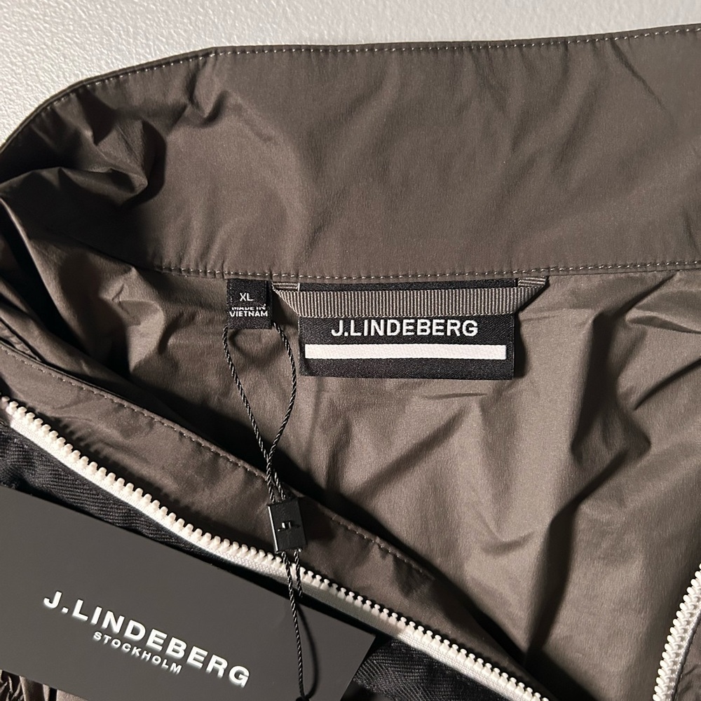 J Lindeberg Men’s Ash Light Packable Vest in Volcanic Ash - Picture 8 of 9
